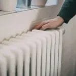 Скопјани се разбудија со топли радијатори, официјално започна грејната сезона