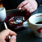 Се спрема ригорозен закон за цигарите: Нема пушење во ресторани, кафулиња, автомобили…