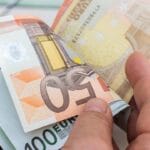 За фотељашите 250, за работниците 25 евра повисока плата!