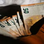 Германците и Австријците не се откажуваат од банкнотите и монетите