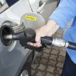 Зошто дизелот поскапе многу повеќе од бензинот на пумпите?