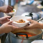 Со тендер од 1,5 милиони евра, храната за граѓаните во социјален ризик, наместо во народни кујни, во Скопје се дели на улица