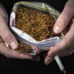 Пушачите бараат евтино решение, пазарите го нудат тутунот на црно