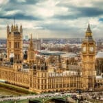 Британската економија на работ на колапс, цените на храната и горивата вртоглаво се зголемуваат