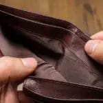 Луѓе си го продаваат златниот накит за да платат сметки
